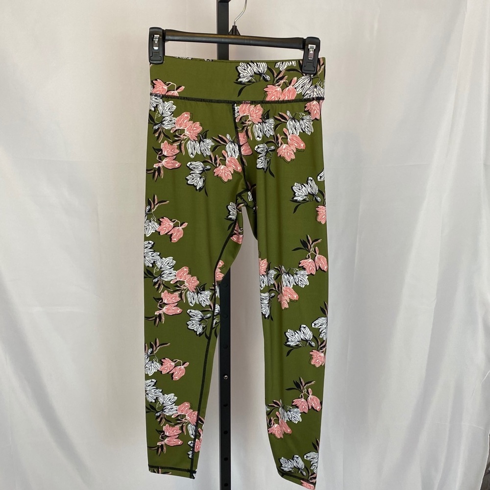 3 FOR $15 MinkPink Move Army Green Floral Print Leggings, size Small